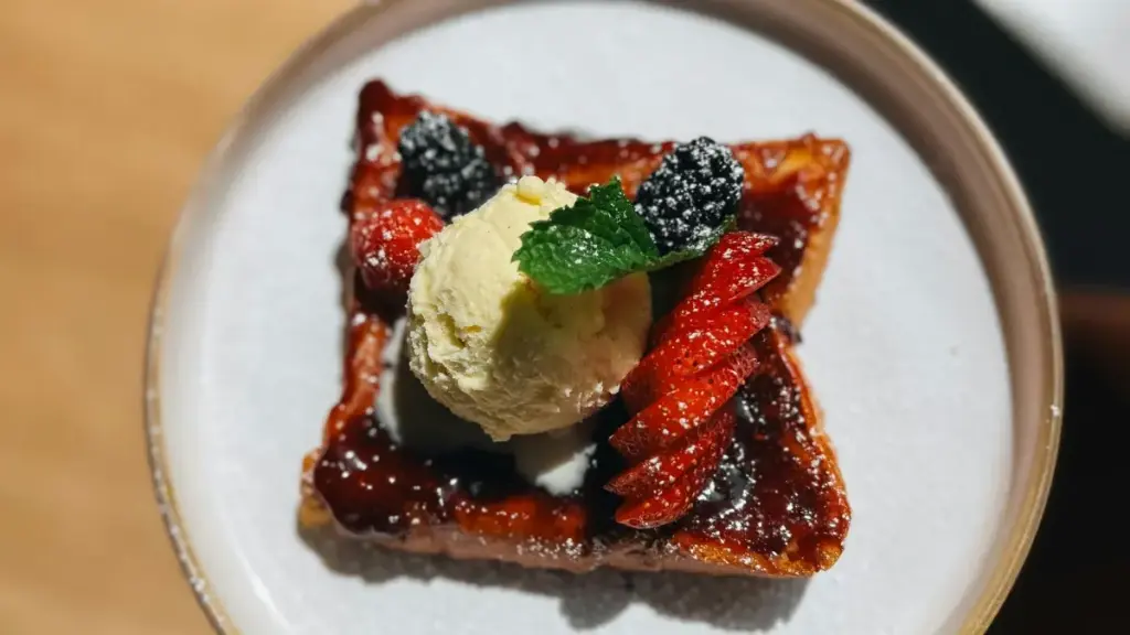 Ghid practic pentru creatorii din Moldova: cum să abordezi branduri din Pakistan pe Moj și să promovi artiști emergenți.