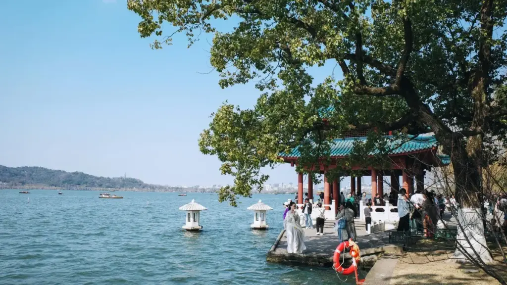 Ghid practic pentru creatori din Moldova: cum găsești, abordezi și închei colaborări cu branduri din Kuwait pe Xiaohongshu pentru unboxing care convertesc.