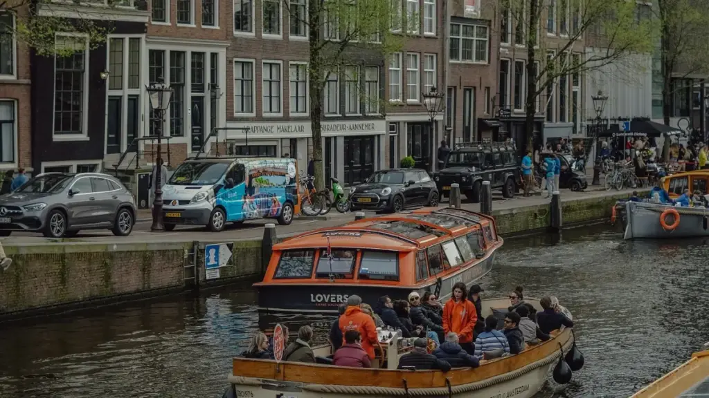 Ghid practic pentru advertiserii din Moldova: cum să identifici și să contractezi creatori din Irlanda pentru co-branded drops pe eBay.