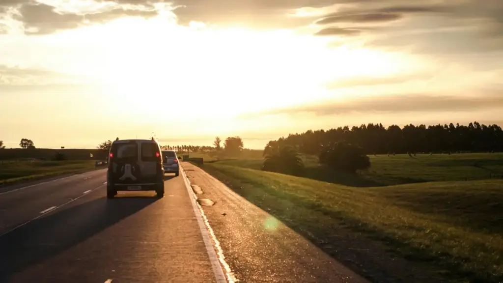 Ghid practic pentru advertiserii din Moldova: cum identifici creatori Discord din Kuwait, selectezi mid-tier şi construieşti parteneriate pe termen lung — strategie, riscuri şi paşi concreți.