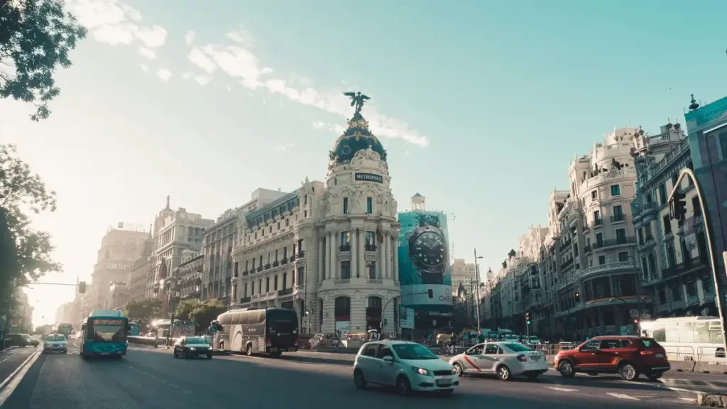 Ghid practic pentru advertiserii din Moldova: cum identifici, verifici și negociezi cu creatori Etsy din Norvegia pentru lansarea unei colecții noi de haine.