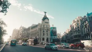 Ghid practic pentru advertiserii din Moldova: cum identifici, verifici și negociezi cu creatori Etsy din Norvegia pentru lansarea unei colecții noi de haine.