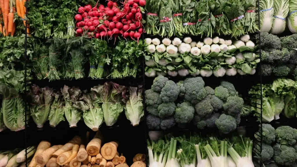 Ghid practic pentru creatori din Moldova: cum să contactezi branduri ungare care apar pe Netflix, strategii de styling cu produse de marcă și cum să transformi asta în colaborări plătite.